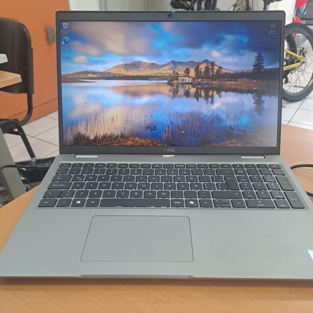 LAPTOP DELL LATITUDE 5550 (2024) 512 GB SSD 32 GB RAM (SEMINUEVO)
