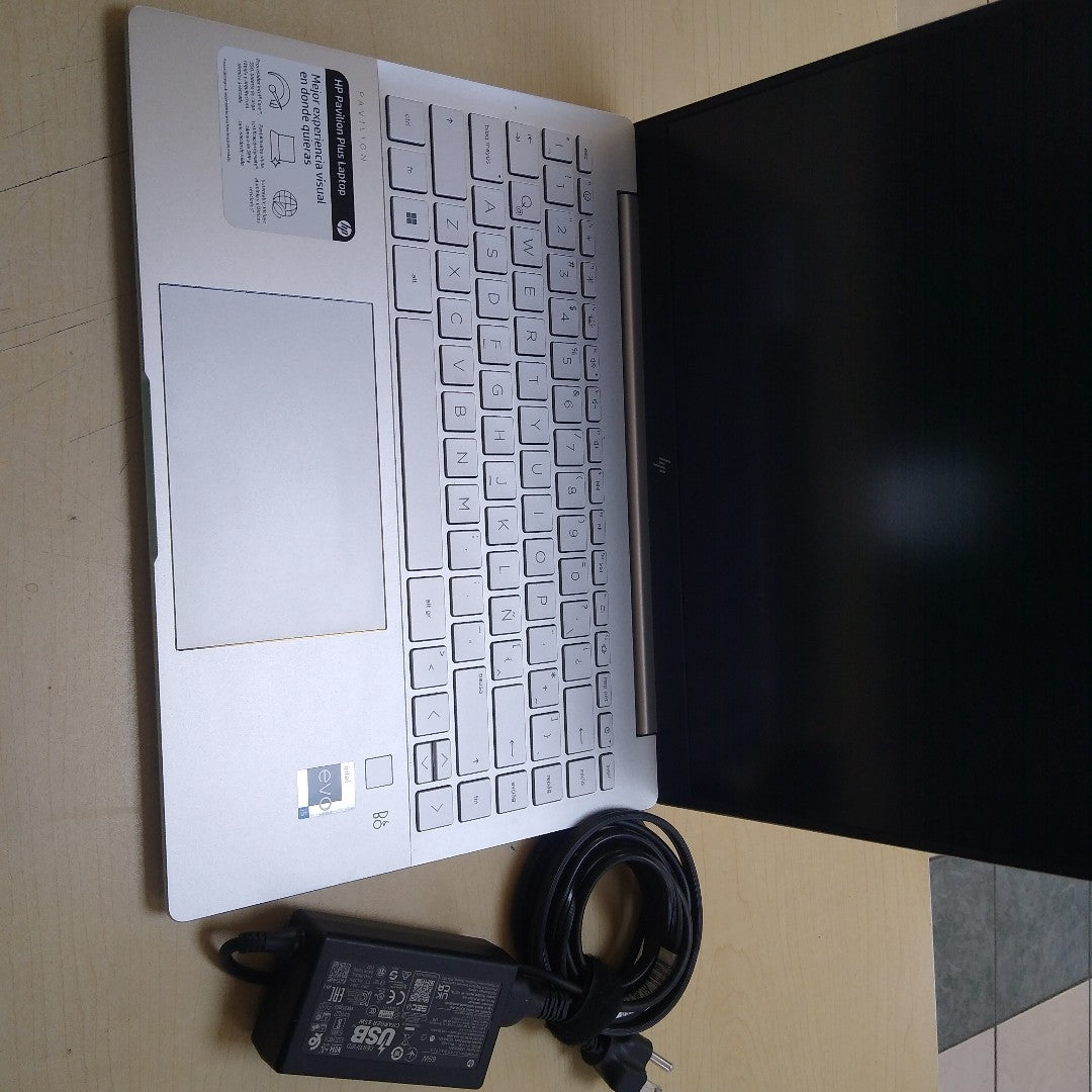LAPTOP HP PAVILION PLUS 14-EH1002LA (2024) 512 GB SSD 16 GB RAM (SEMINUEVO)