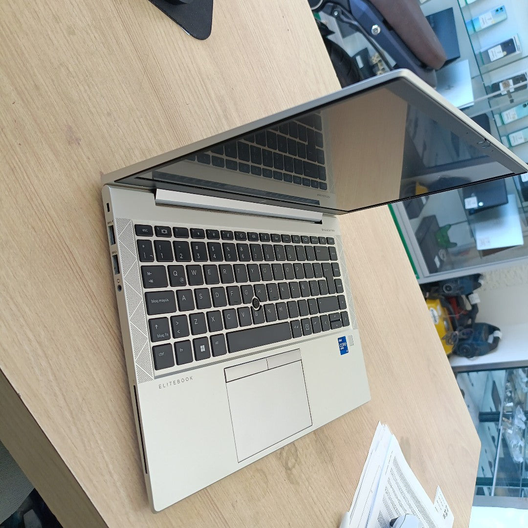 LAPTOP HP ELITEBOOK 840 G8 (2023) 256 GB SSD 16 GB RAM (SEMINUEVO)