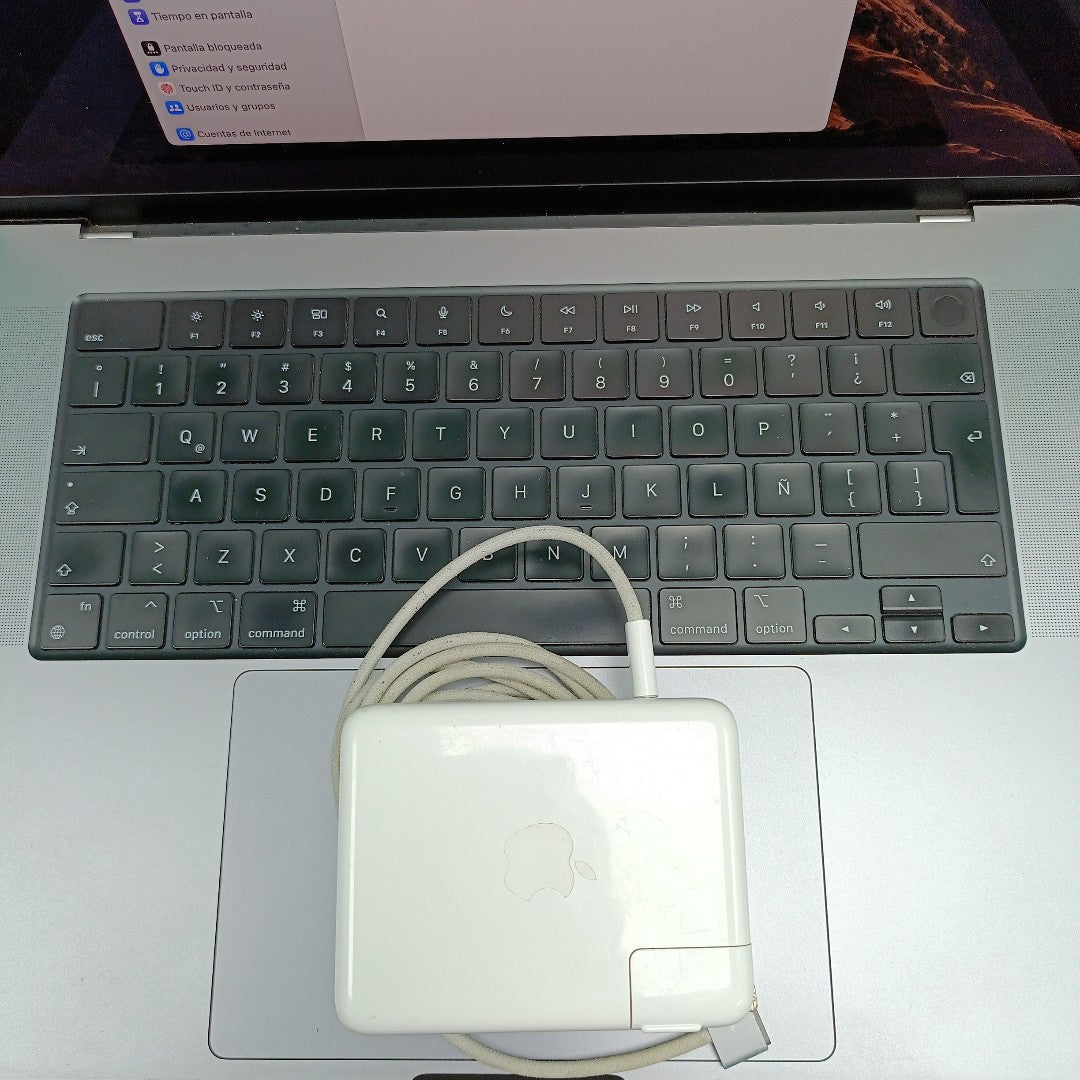 LAPTOP APPLE MACBOOK PRO 16" 2021 3.2 A2485 (10 CPU / 16 GPU) 512 GB SSD 16 GB RAM (SEMINUEVO)