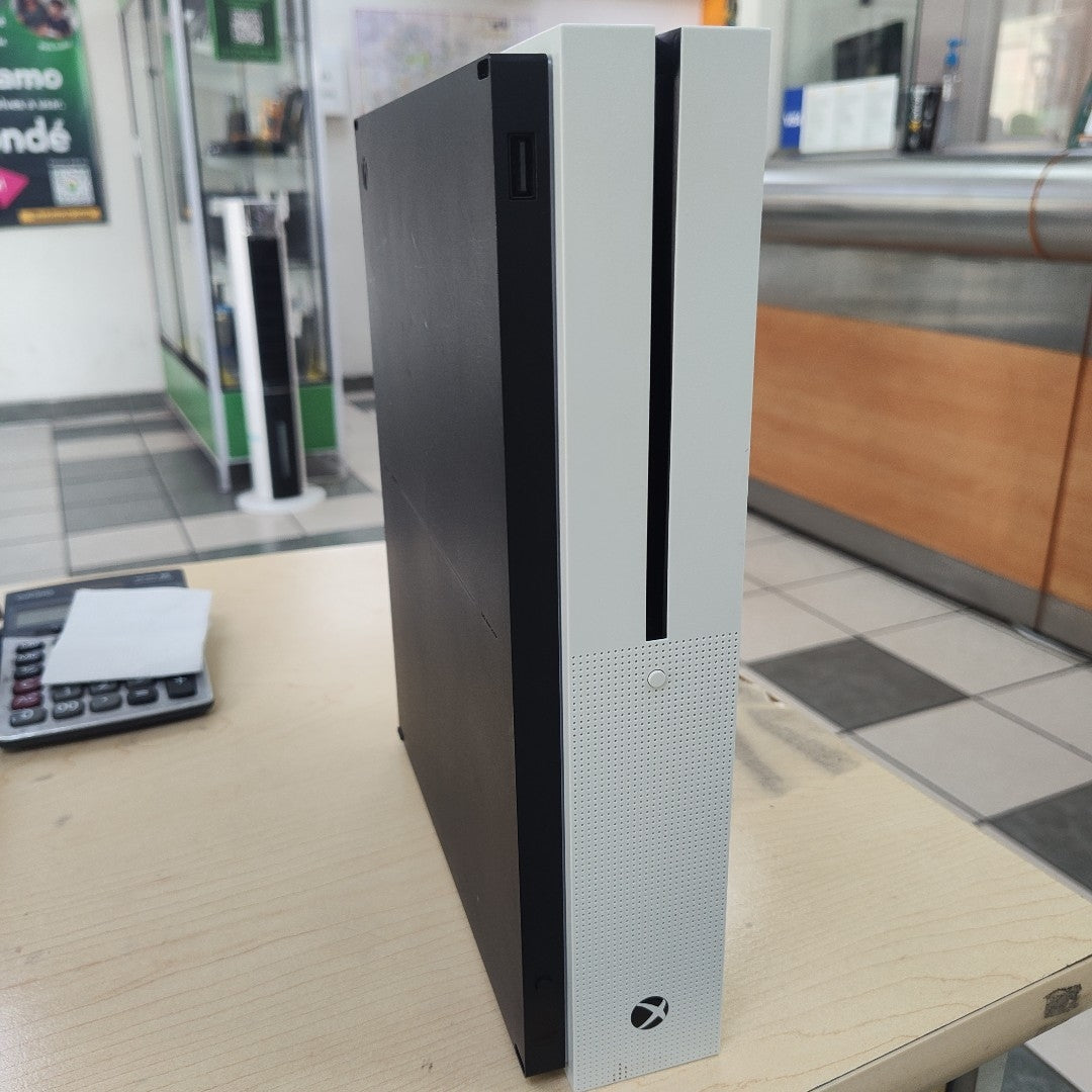 CONSOLA DE VIDEOJUEGO MICROSOFT XBOX ONE 1 TB (SEMINUEVO)