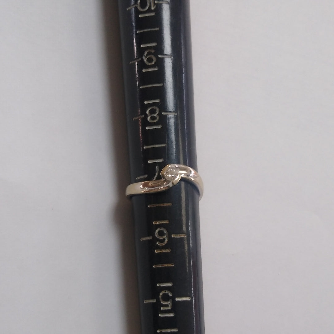 SOLITARIO. ORO BLANCO. 14 K 2.4 GRMS (SEMINUEVO)