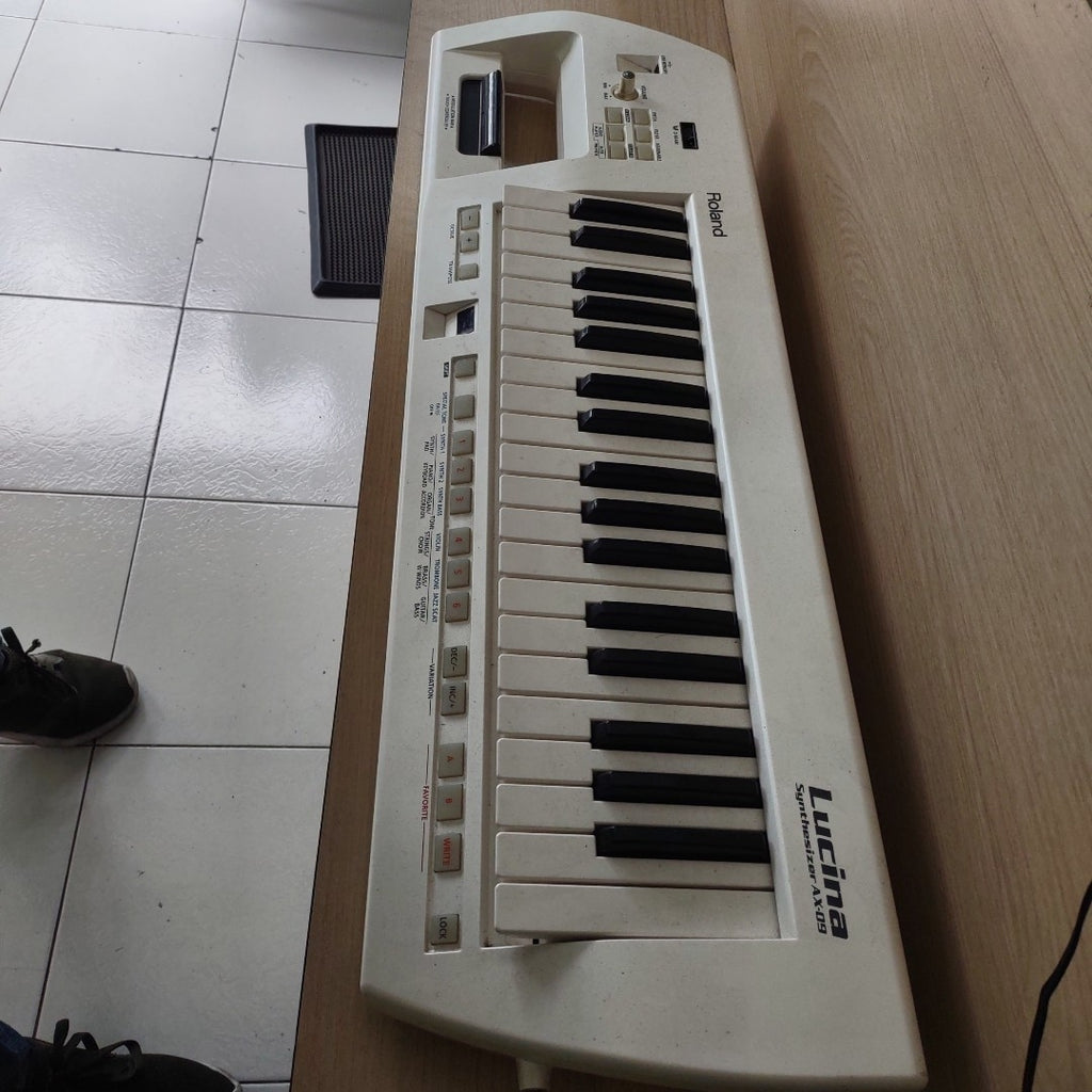 SINTETIZADOR ROLAND AX-09 PANTALLA LCD 56 TECLAS (SEMINUEVO)