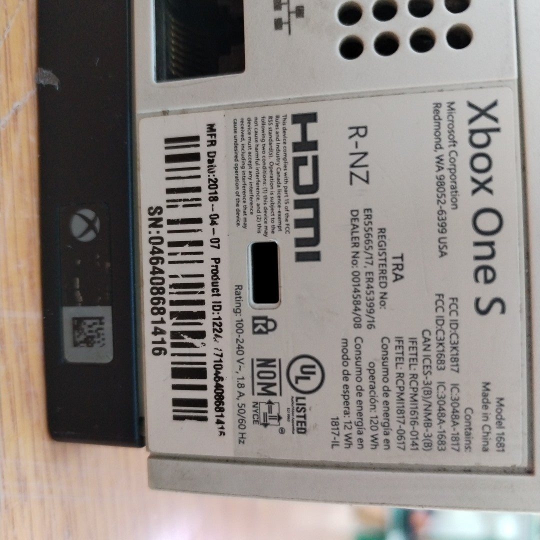 CONSOLA DE VIDEOJUEGO MICROSOFT XBOX ONE S 1 TB (SEMINUEVO)