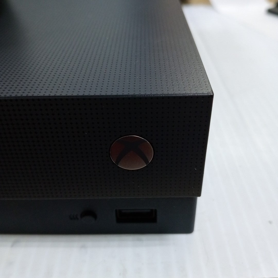 CONSOLA DE VIDEOJUEGO MICROSOFT XBOX ONE X 1 TB (SEMINUEVO)