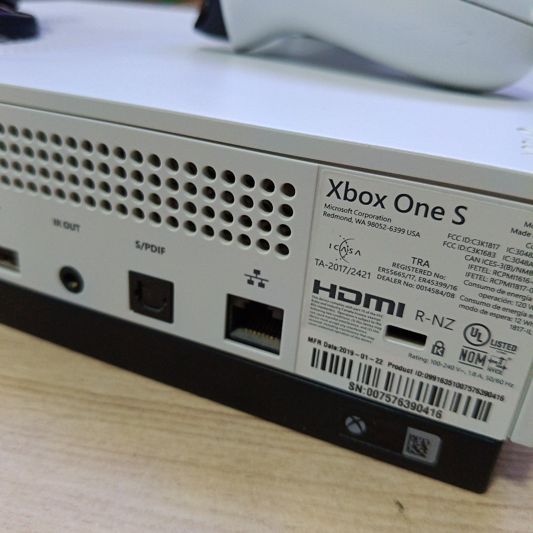 CONSOLA DE VIDEOJUEGO MICROSOFT XBOX ONE S 1 TB (SEMINUEVO)