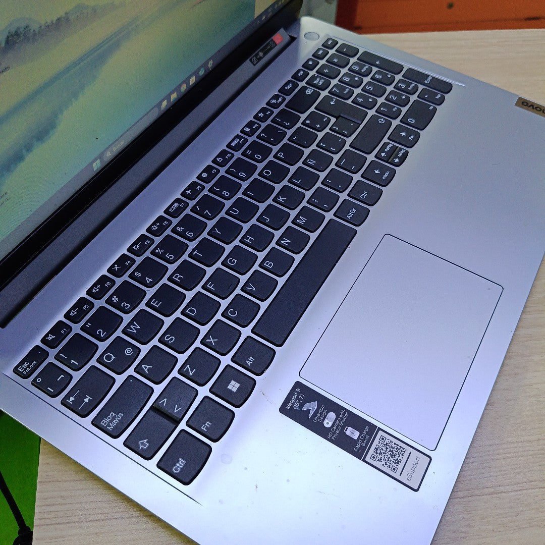 LAPTOP LENOVO IDEAPAD 1 15IGL7 (2024) 256 GB SSD 8 GB RAM (SEMINUEVO)