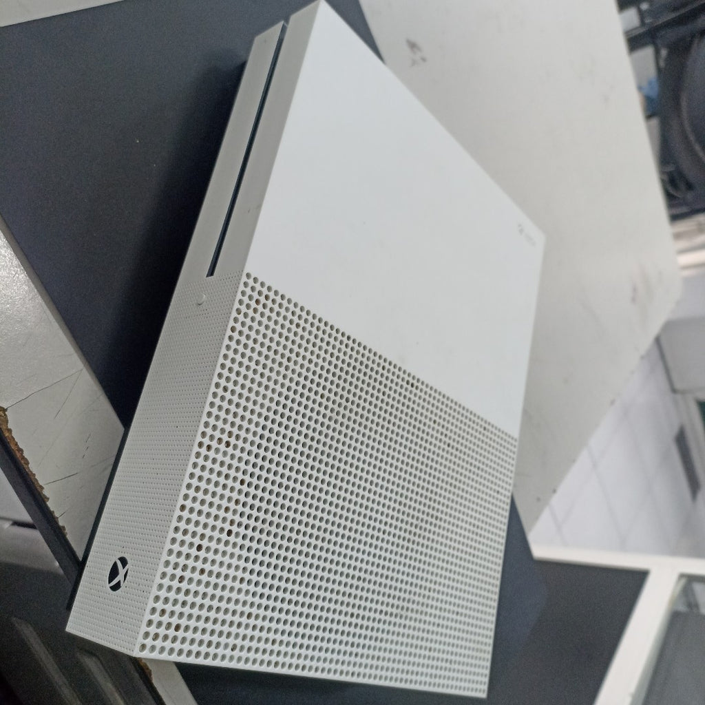 CONSOLA DE VIDEOJUEGO MICROSOFT XBOX ONE S 1 TB (SEMINUEVO)