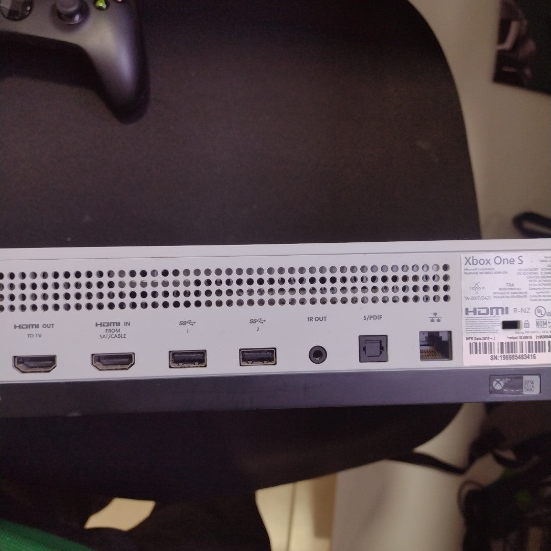 CONSOLA DE VIDEOJUEGO MICROSOFT XBOX ONE S 1 TB (SEMINUEVO)