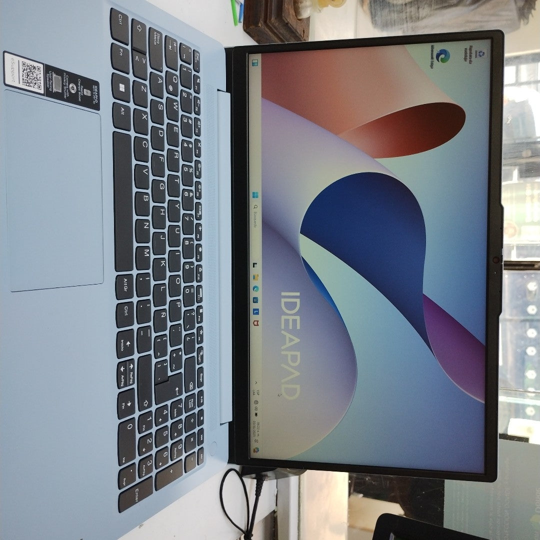 LAPTOP LENOVO IDEAPAD SLIM 3 15IAN8 (2025) 256 GB SSD 8 GB RAM (SEMINUEVO)