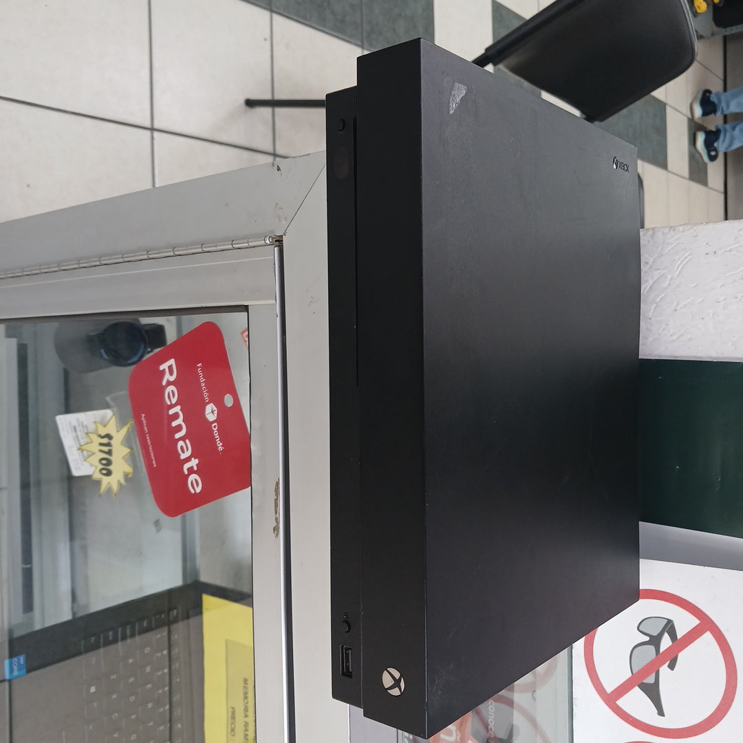 CONSOLA DE VIDEOJUEGO MICROSOFT XBOX ONE X 1 TB (SEMINUEVO)