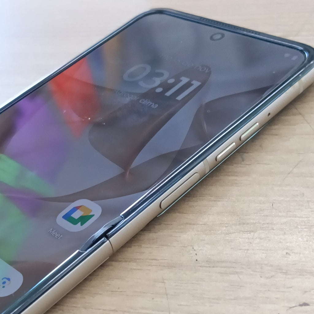 CELULAR MOTOROLA RAZR 50 5G XT2453-1 512 GB 12 GB RAM (SEMINUEVO)