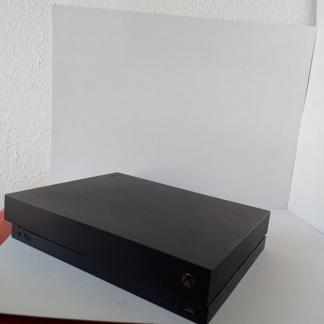 CONSOLA DE VIDEOJUEGO MICROSOFT XBOX ONE X 1 TB (SEMINUEVO)