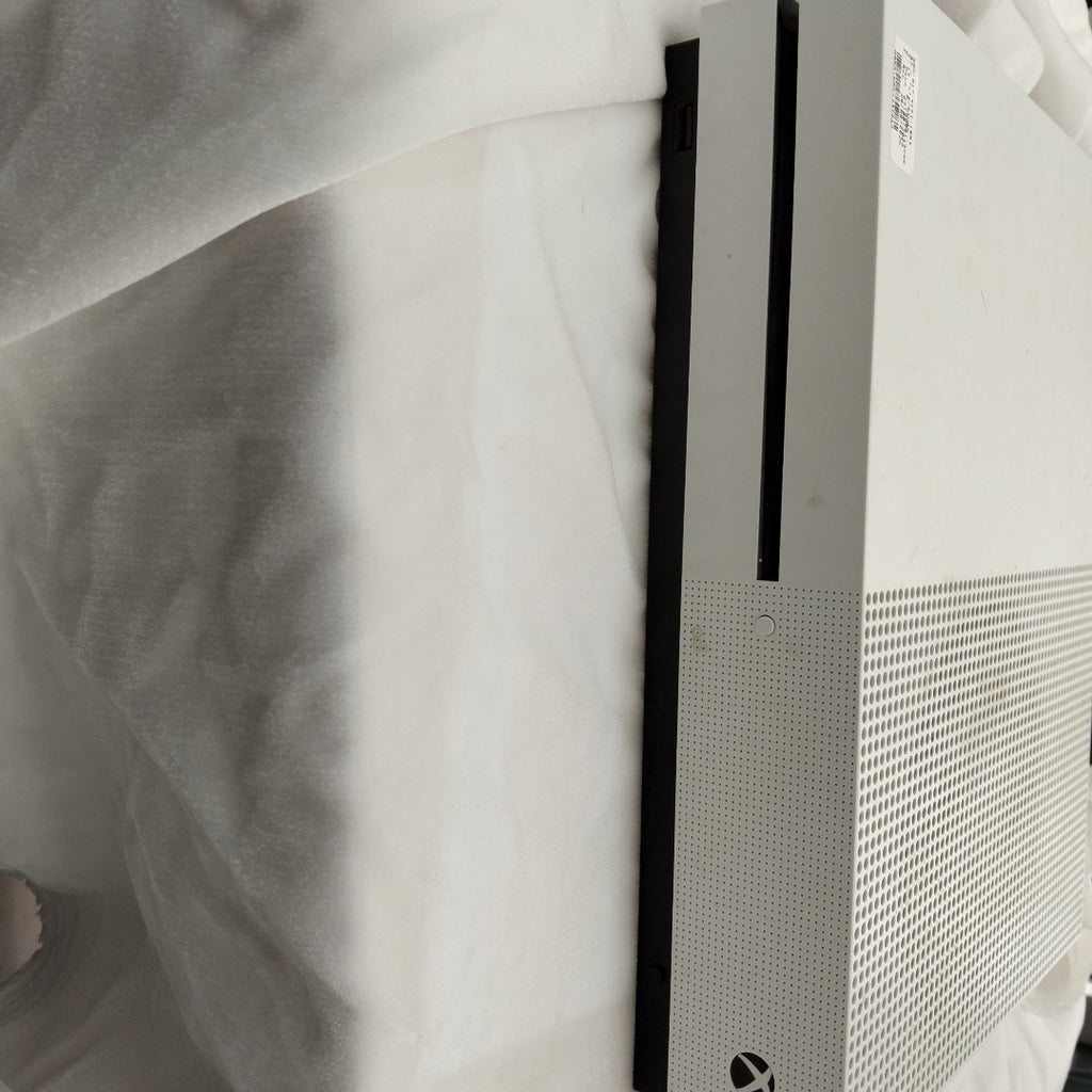 CONSOLA DE VIDEOJUEGO MICROSOFT XBOX ONE S 1 TB (SEMINUEVO)