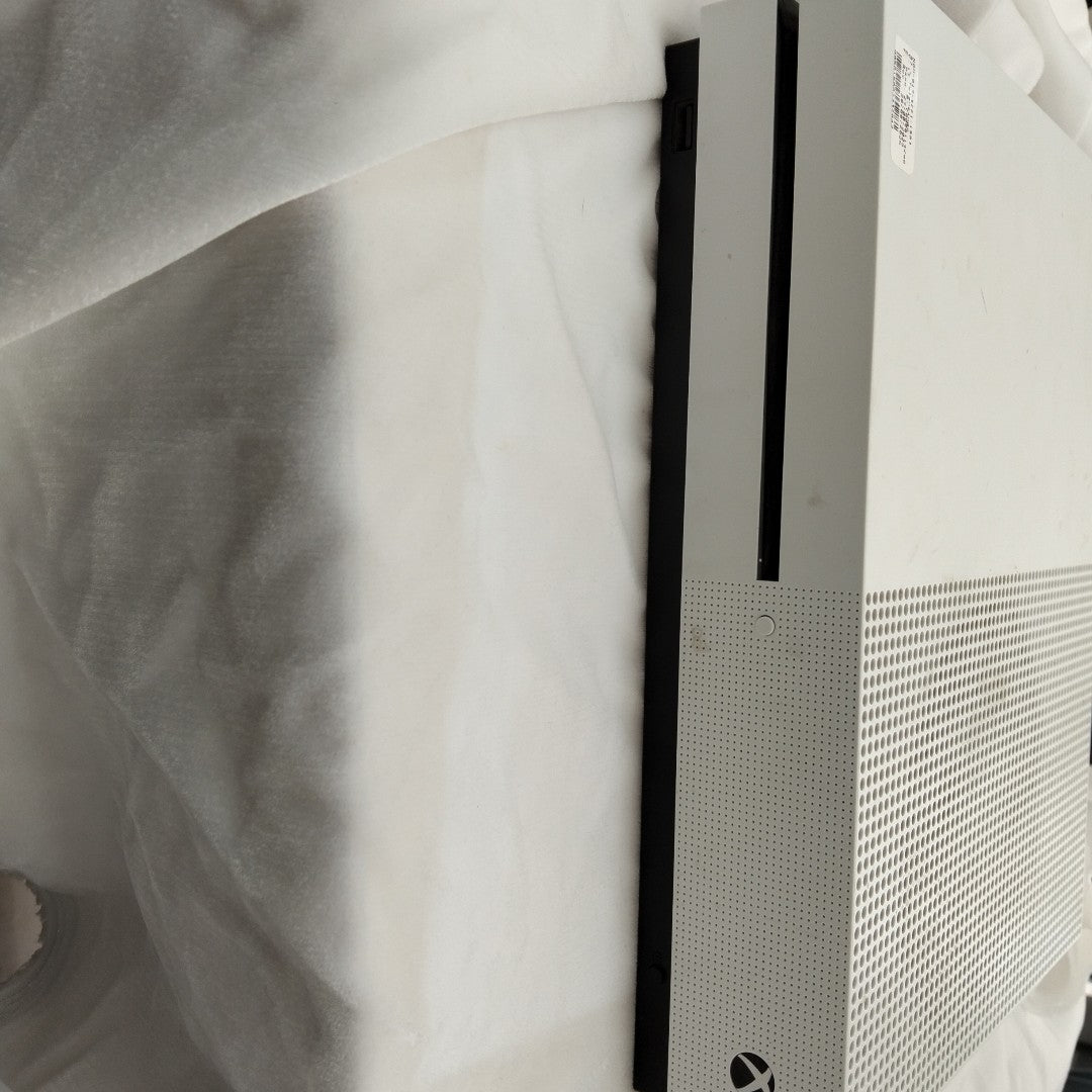 CONSOLA DE VIDEOJUEGO MICROSOFT XBOX ONE S 1 TB (SEMINUEVO)