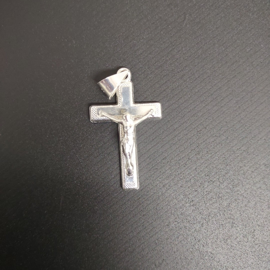 DIJE CRUZ CON CRISTO RELIEVE PLATA .925 2.4G (NUEVO)