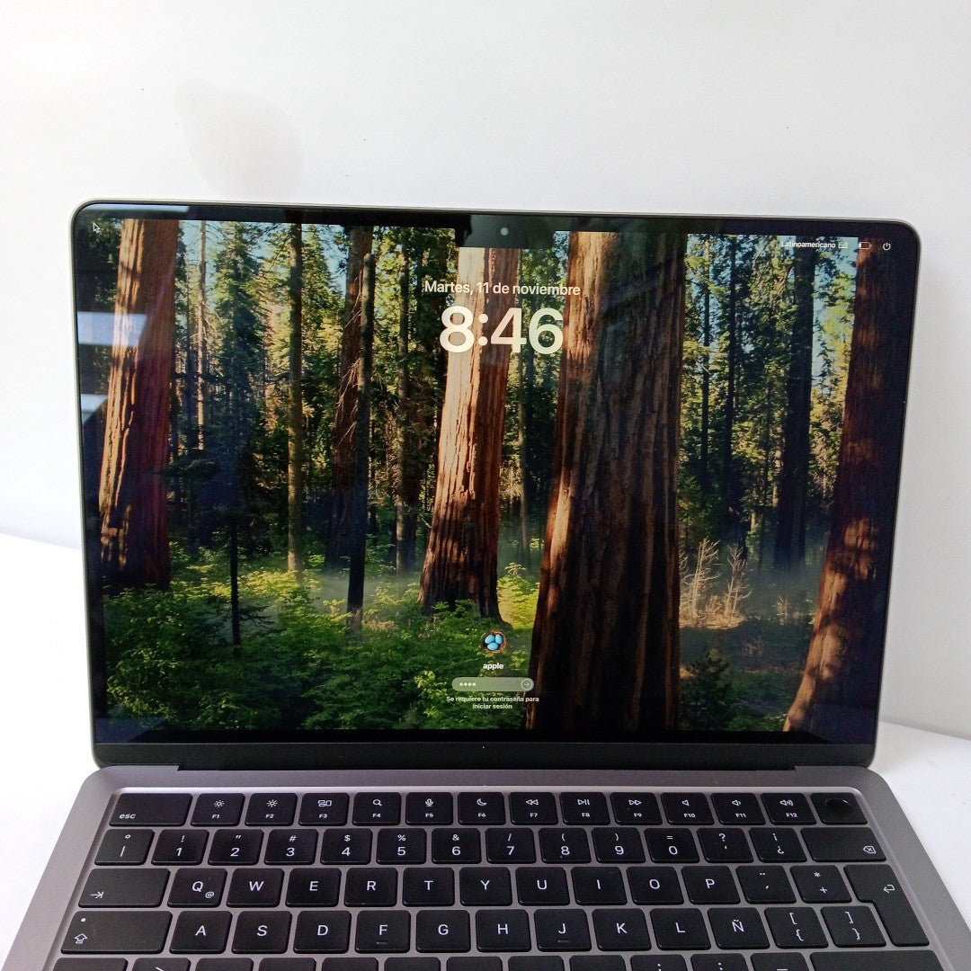 LAPTOP APPLE MACBOOK AIR 13" 2022 3.49 A2681 (8 CPU/8 GPU) 256 GB SSD 16 GB RAM (SEMINUEVO)