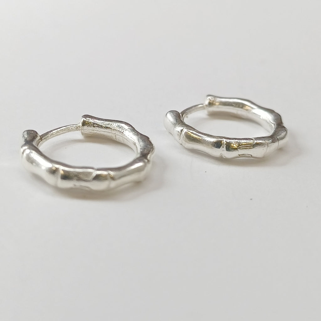 ARRACADAS HUGGIE MOTIVO BAMBU PLATA .925 3.1G (NUEVO)