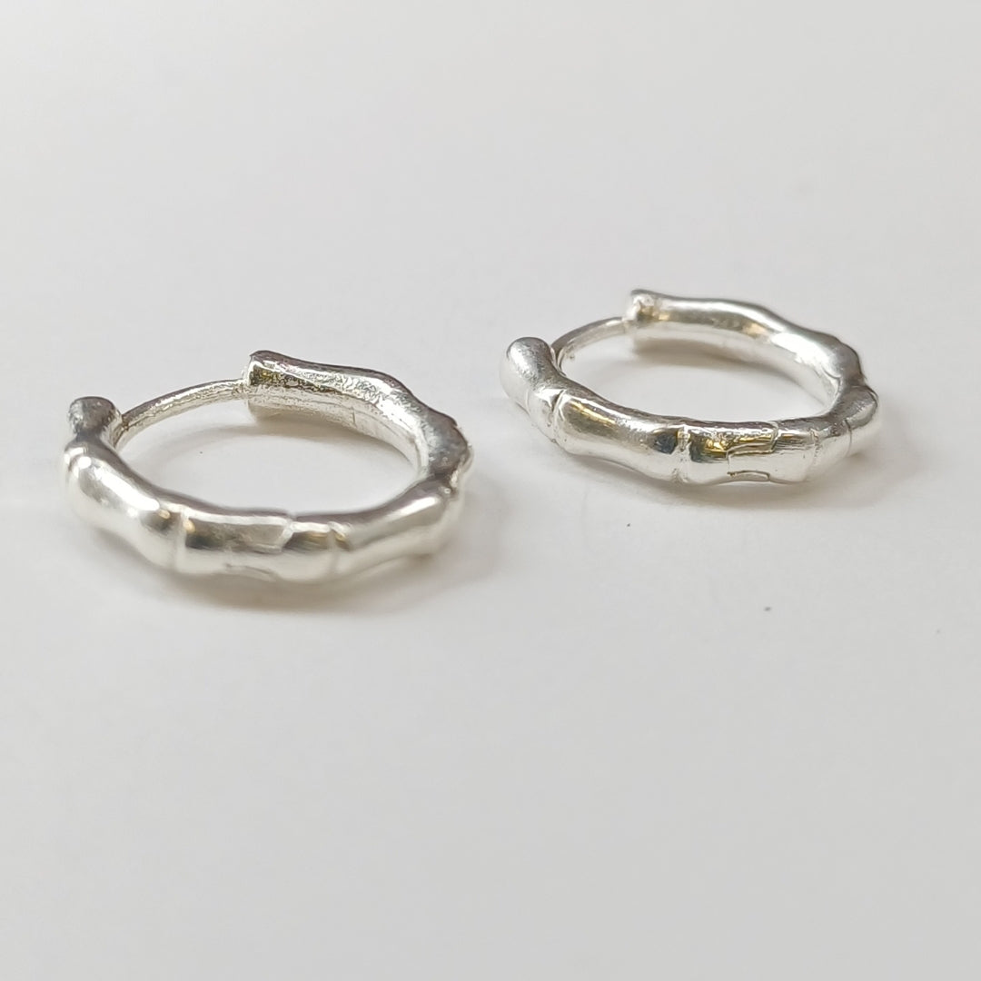 ARRACADAS HUGGIE MOTIVO BAMBU PLATA .925 3.1G (NUEVO)