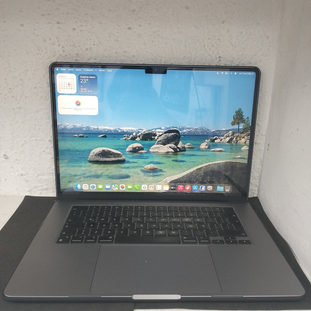 LAPTOP APPLE MACBOOK AIR 15" 2023 3.49 A2941 8 CPU/10 GPU 256 GB SSD 8 GB RAM (SEMINUEVO)