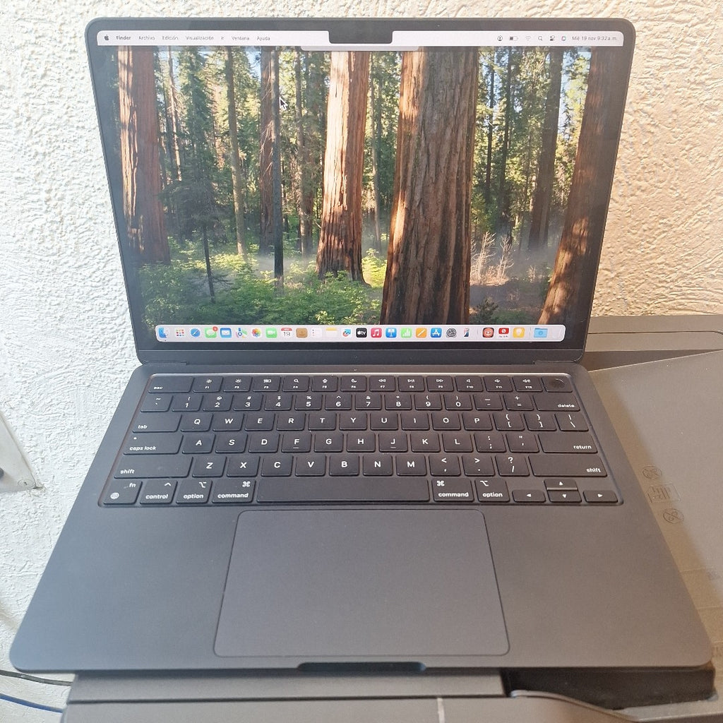 LAPTOP APPLE MACBOOK AIR 13" 2024 4.05 A3113 (8 CPU/ 8 GPU) 256 GB SSD 16 GB RAM (SEMINUEVO)