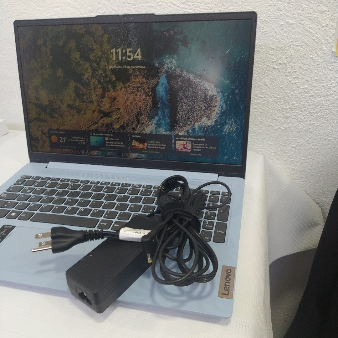 LAPTOP LENOVO IDEAPAD SLIM 3 15IAN8 (2023) 256 GB SSD 8 GB RAM (SEMINUEVO)