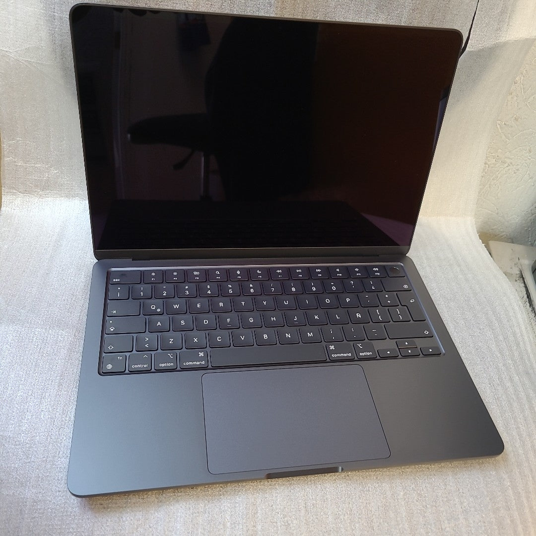 LAPTOP APPLE MACBOOK AIR 13" 2022 3.49 A2681 (8 CPU/8 GPU) 256 GB SSD 16 GB RAM (SEMINUEVO)