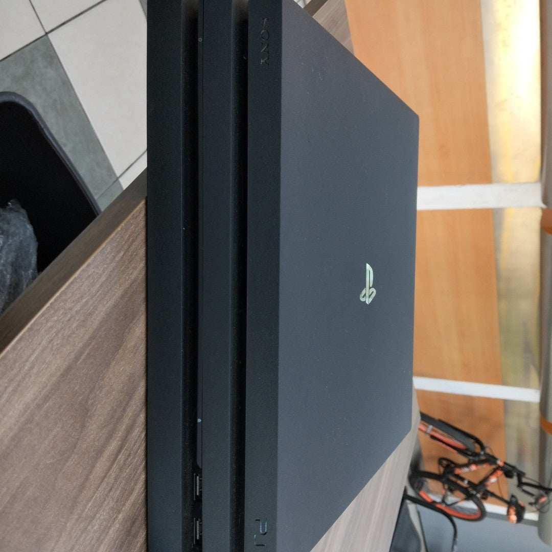 CONSOLA DE VIDEOJUEGO SONY PS4 PRO 1 TB (SEMINUEVO)