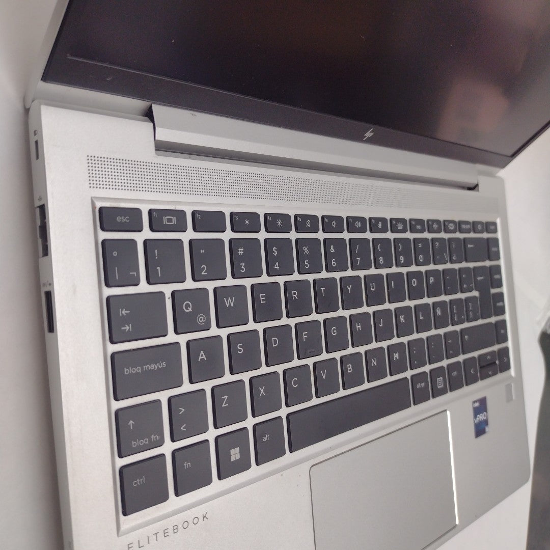 LAPTOP HP ELITEBOOK 640 G10 (2024) 256 GB SSD 16 GB RAM (SEMINUEVO)