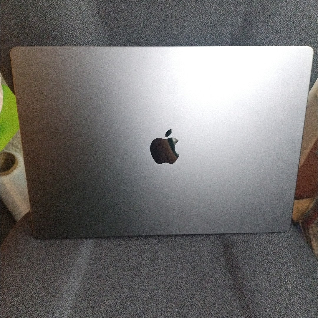 LAPTOP APPLE MACBOOK PRO 16" 2023 A2991 (12 CPU / 18 GPU) 512 GB SSD 18 GB RAM (SEMINUEVO)