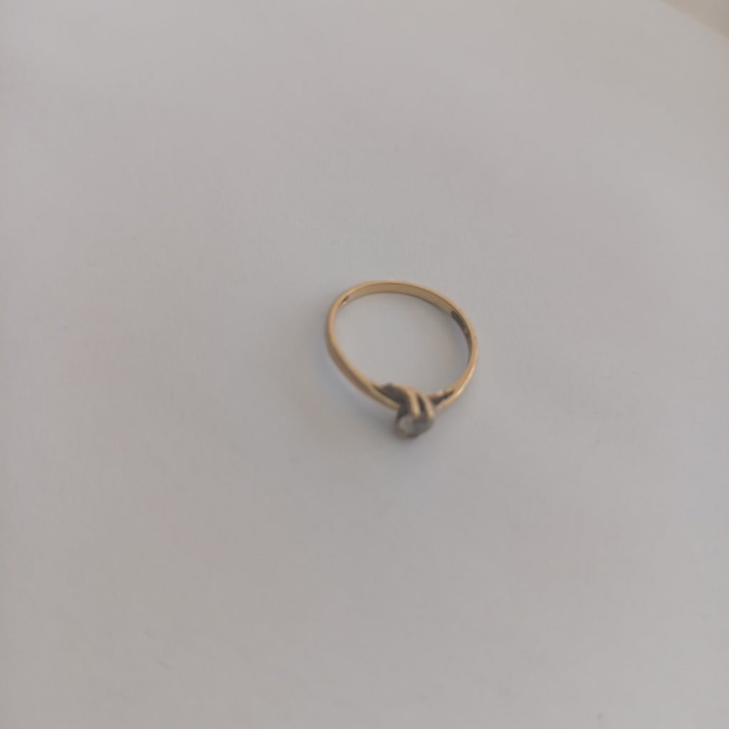 SOLITARIO. ORO. 14 K 1.4 GRMS (SEMINUEVO)