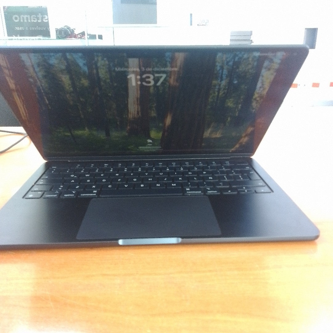 LAPTOP APPLE MACBOOK AIR 13" 2022 3.49 A2681 (8 CPU/8 GPU) 256 GB SSD 8 GB RAM (SEMINUEVO)