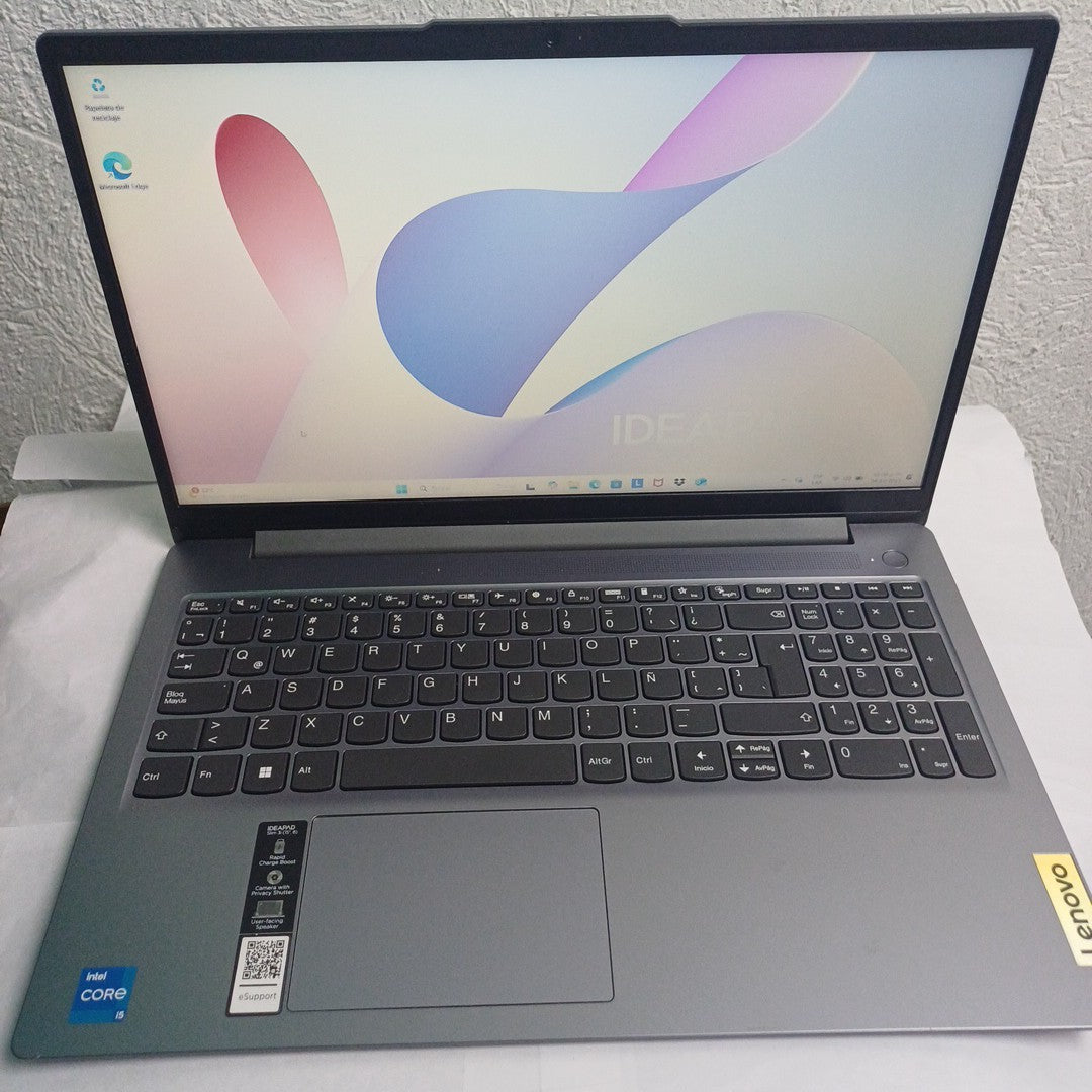LAPTOP LENOVO IDEAPAD SLIM 3 15IAH8 (2024) 512 GB SSD 8 GB RAM (SEMINUEVO)