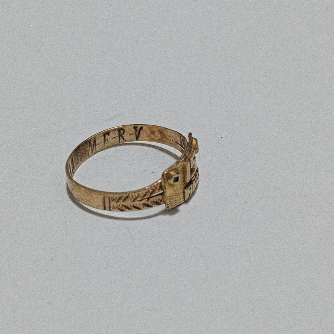 ANILLO DE GRADUACIÓN. ORO. 10 K 1.1 GRMS (SEMINUEVO)