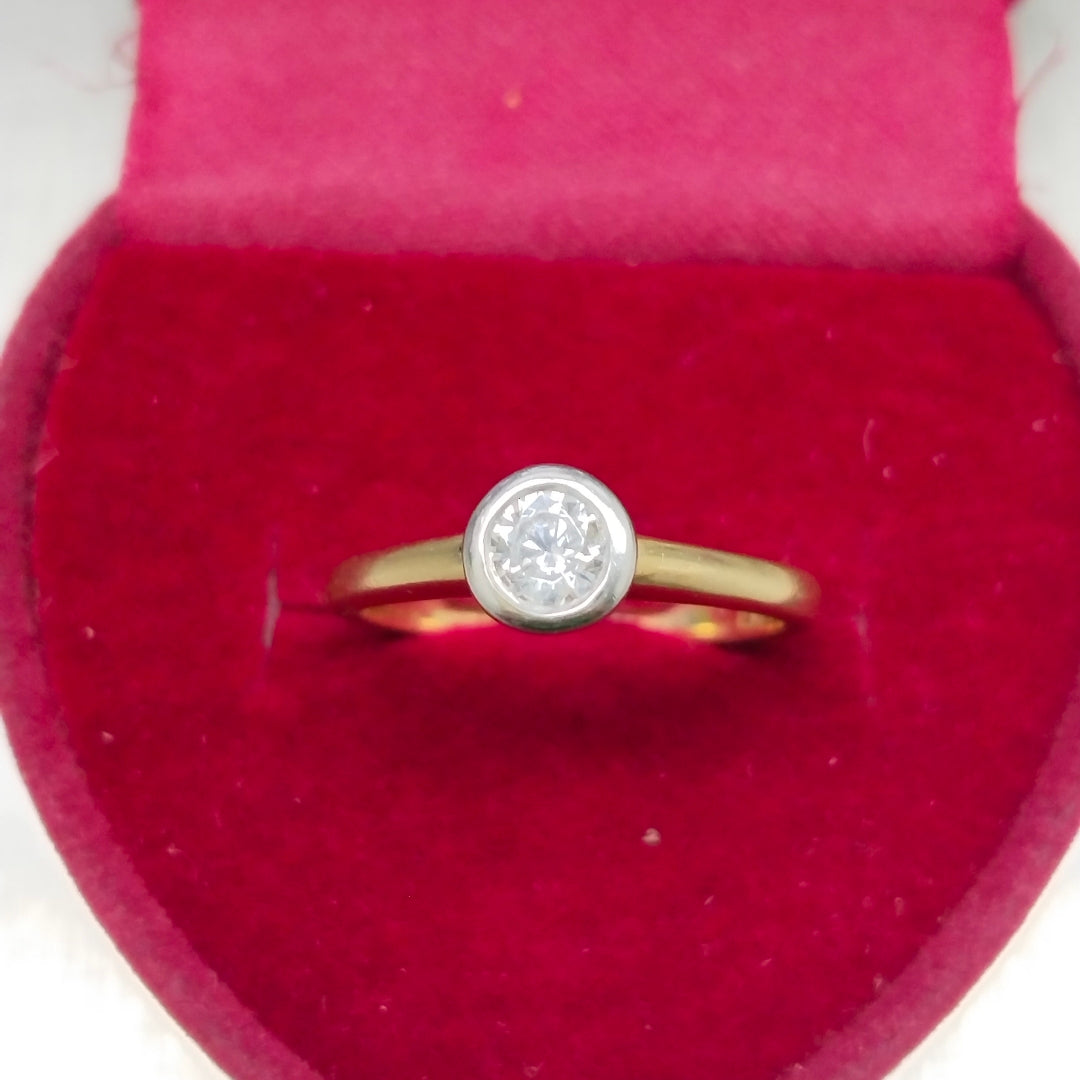 10023ANC00055B1341 FRD12 SOLITARIO CON BASE REDONDA BICELADA ORO 14K 2.5GRS (NUEVO)