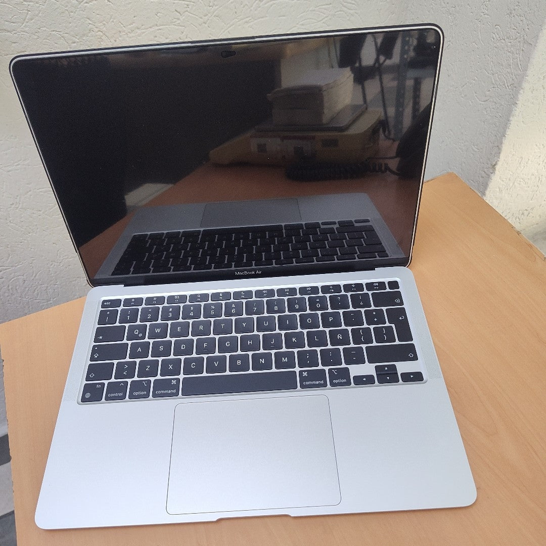 LAPTOP APPLE MACBOOK AIR 13" 2020 3.2 A2337 256 GB SSD 8 GB RAM (SEMINUEVO)
