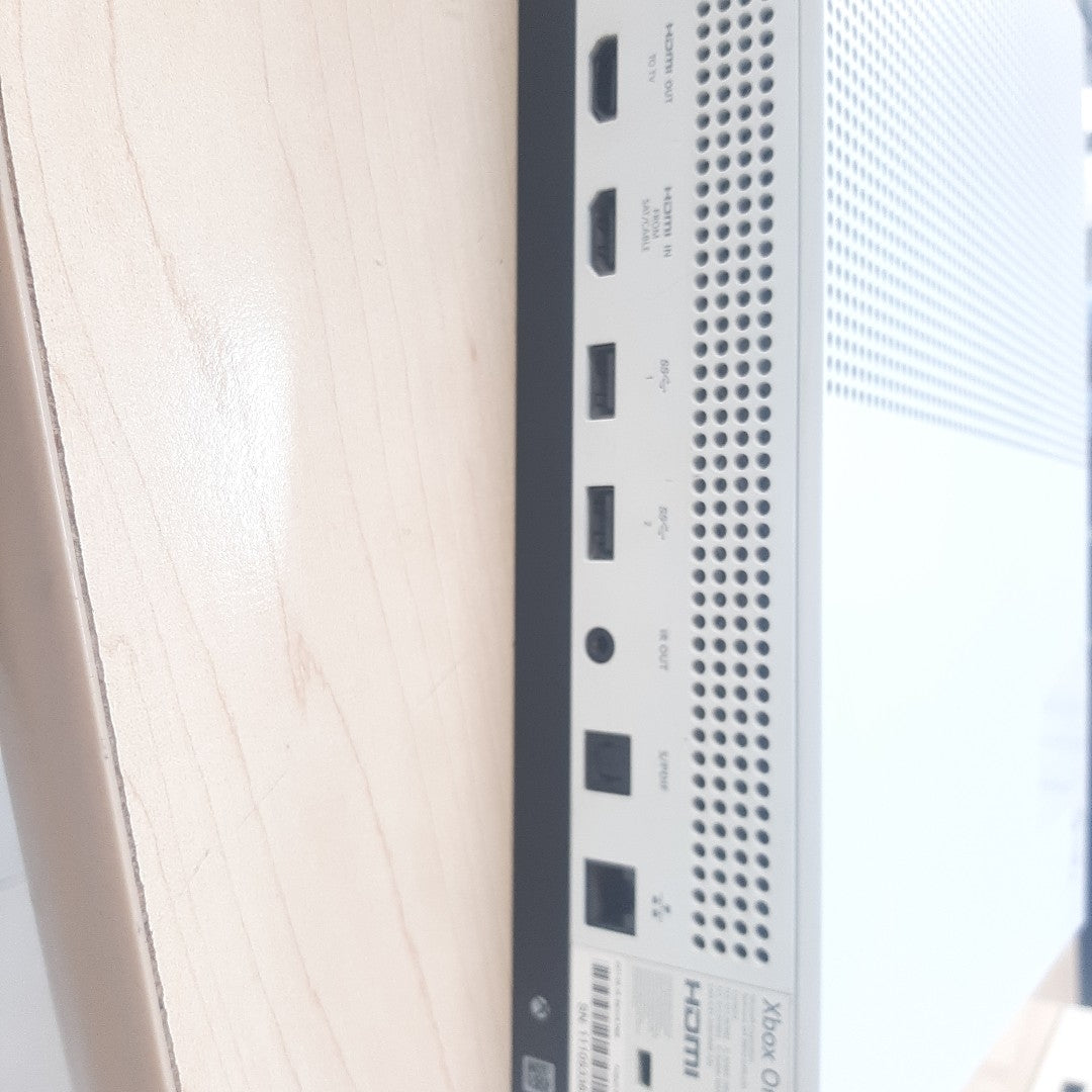 CONSOLA DE VIDEOJUEGO MICROSOFT XBOX ONE S 1 TB (SEMINUEVO)