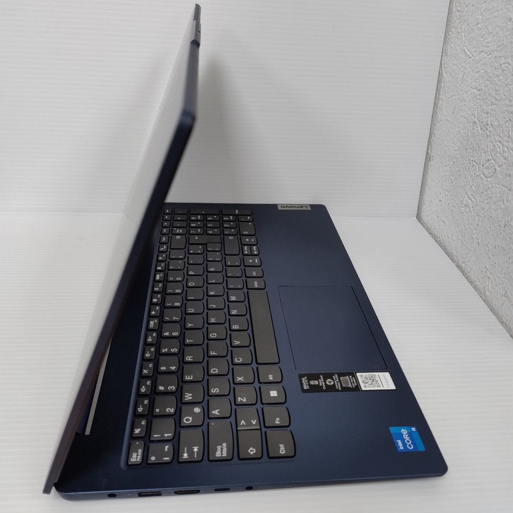 LAPTOP LENOVO IDEAPAD SLIM 3 15IRU8 (2024) 512 GB SSD 8 GB RAM (SEMINUEVO)