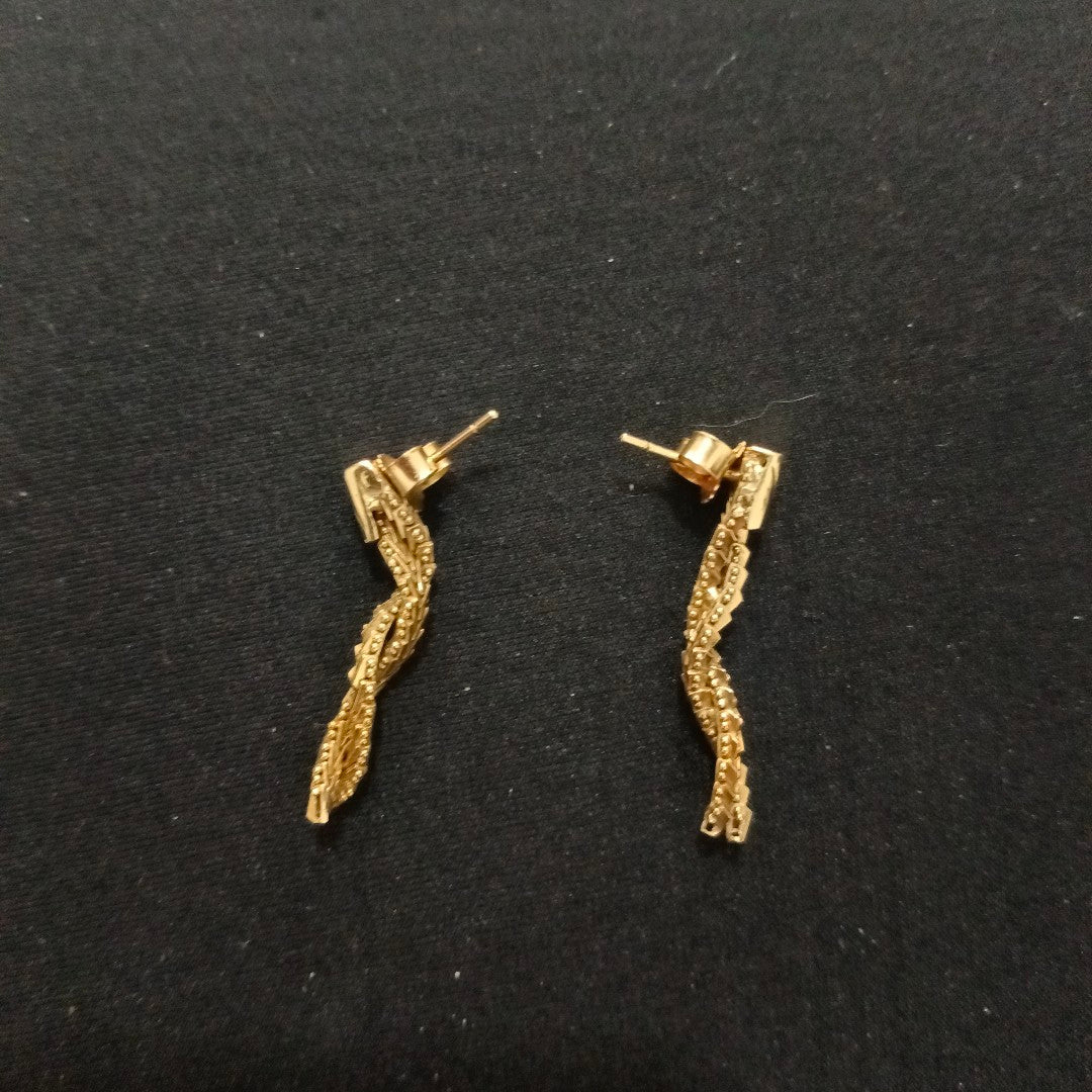 K1 7,00 GRMS 18 K ESPECIFICACIONES COMPLEMENTARIAS PAR DE ARETES TRENZADOS BCHE (SEMINUEVO)