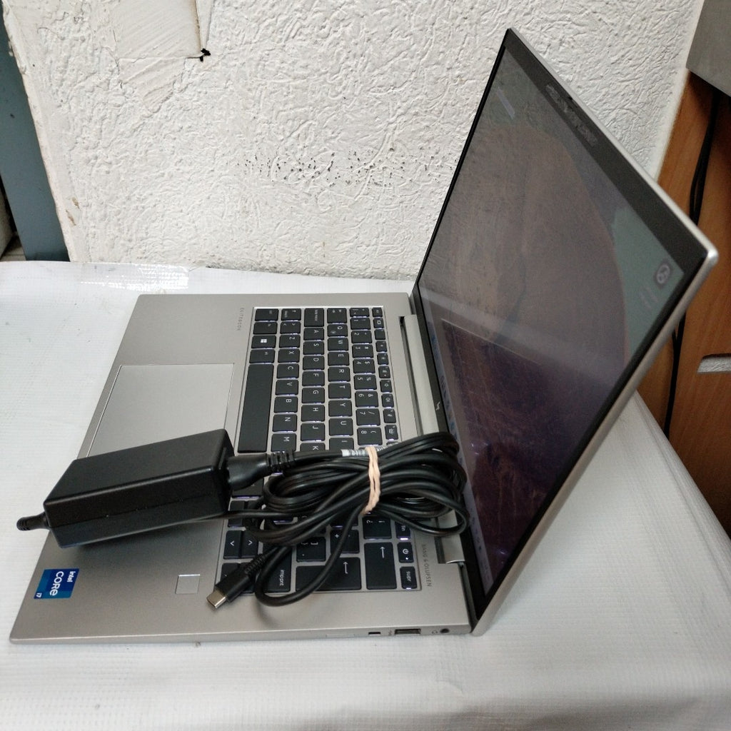 LAPTOP HP ELITEBOOK 840 G10 (2024) 256 GB SSD 32 GB RAM (SEMINUEVO)