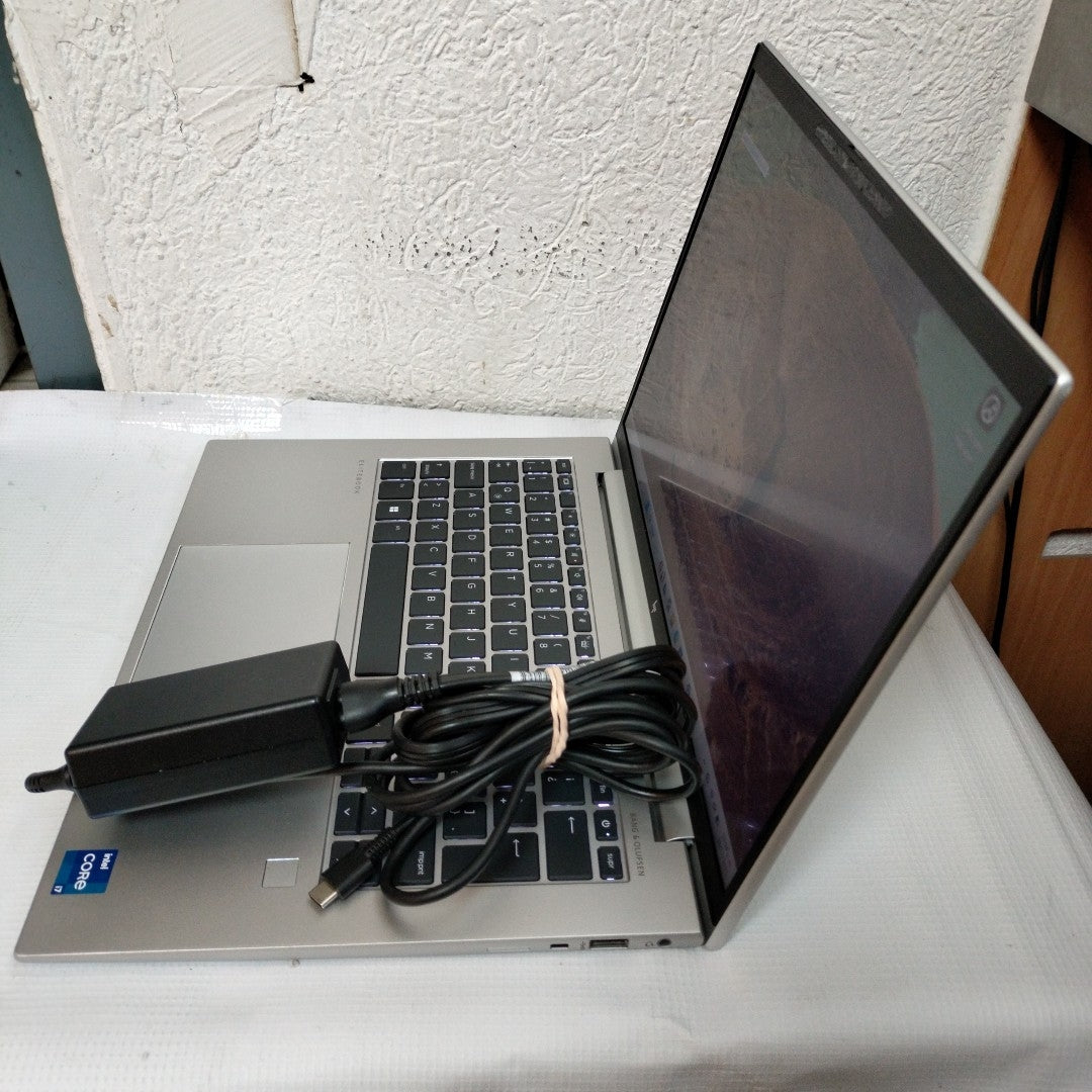 LAPTOP HP ELITEBOOK 840 G10 (2024) 256 GB SSD 32 GB RAM (SEMINUEVO)
