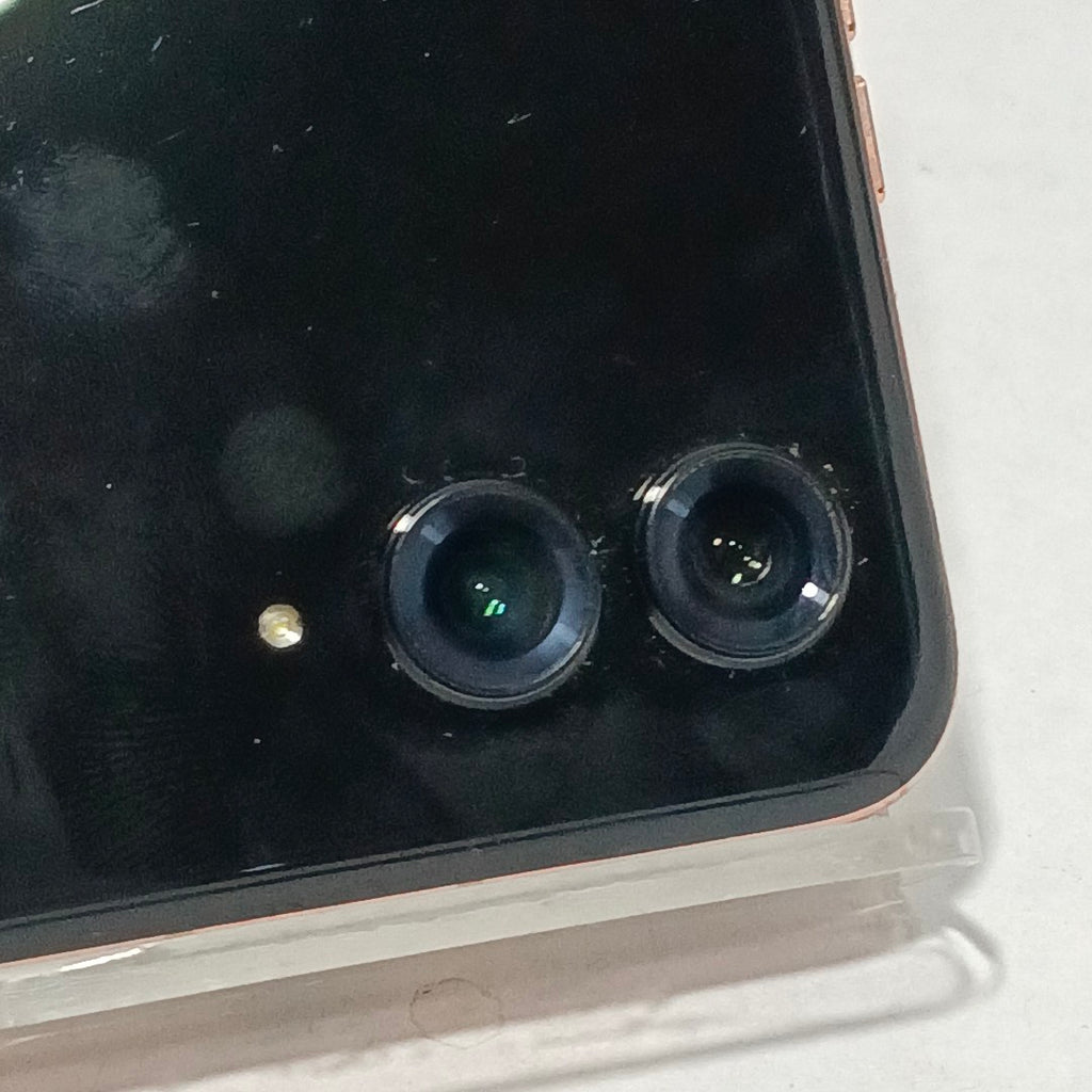 CELULAR MOTOROLA RAZR 50 ULTRA XT2451-3 (2024) 512 GB 12 GB RAM (SEMINUEVO)