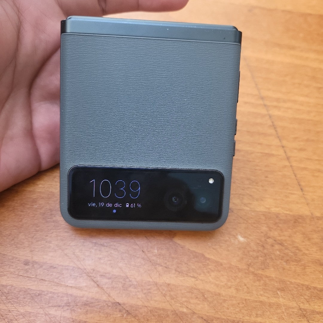 CELULAR MOTOROLA MOTO RAZR 40 XT2323-6 (2023) 128 GB 8 GB RAM (SEMINUEVO)