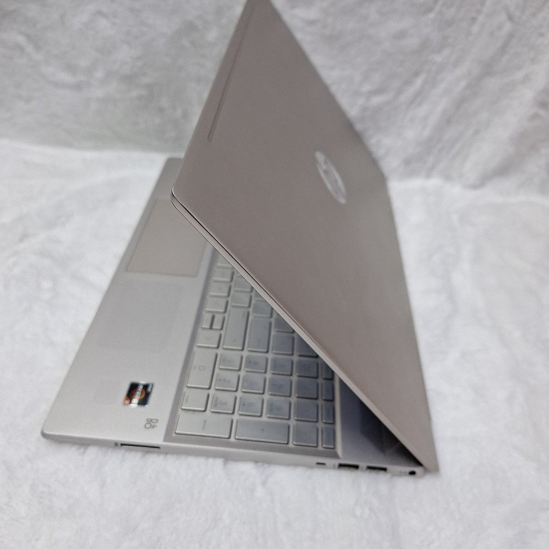 LAPTOP HP PAVILION 15-CW1012LA (2023) 1 TB + 128 GB SSD 12 GB RAM (SEMINUEVO)