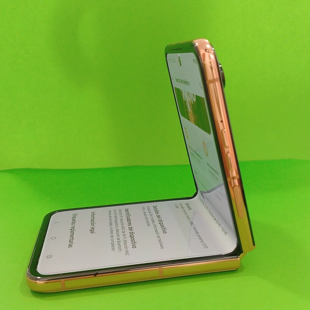 CELULAR MOTOROLA RAZR 50 ULTRA XT2451-3 (2024) 512 GB 12 GB RAM (SEMINUEVO)