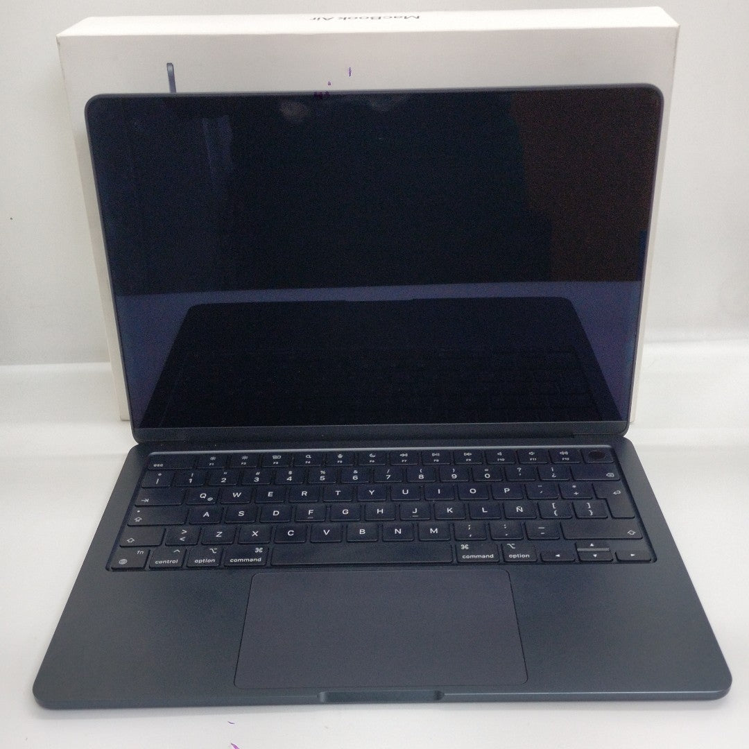 LAPTOP APPLE MACBOOK AIR 13" 2024 4.05 A3113 (8 CPU/ 10 GPU) 512 GB SSD 16 GB RAM (SEMINUEVO)