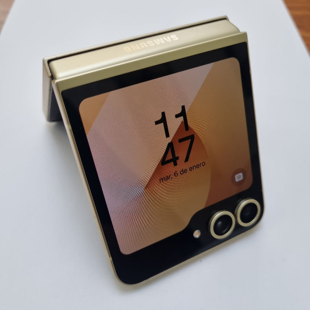 CELULAR SAMSUNG GALAXY Z FLIP6 SM-F741B (2024) 256 GB 12 GB RAM (SEMINUEVO)