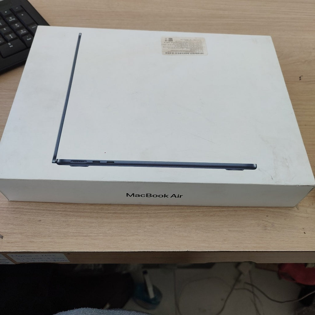 LAPTOP APPLE MACBOOK AIR 13" 2024 4.05 A3113 (8 CPU/ 8 GPU) 256 GB SSD 16 GB RAM (SEMINUEVO)