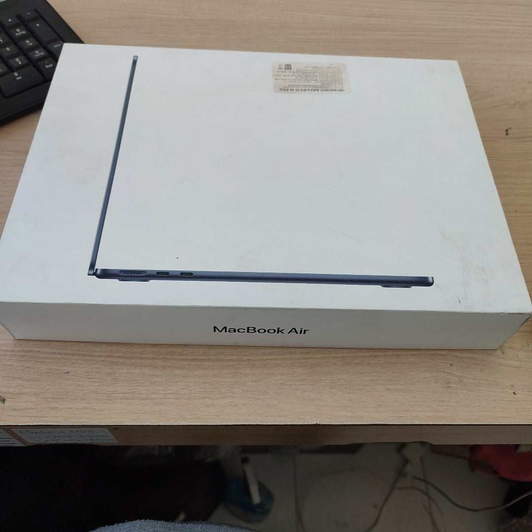 LAPTOP APPLE MACBOOK AIR 13" 2024 4.05 A3113 (8 CPU/ 8 GPU) 256 GB SSD 16 GB RAM (SEMINUEVO)