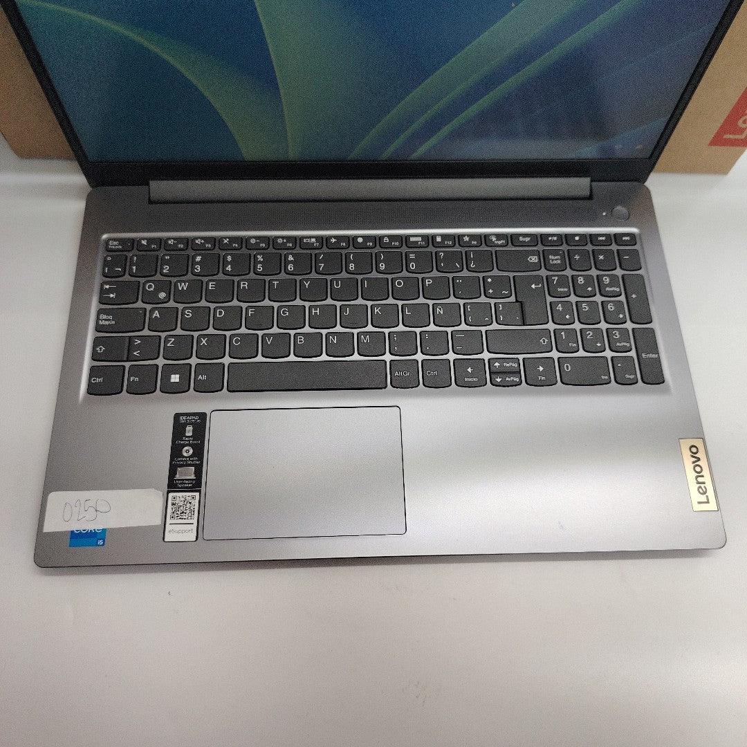 LAPTOP LENOVO IDEAPAD SLIM 3 15IAH8 (2024) 512 GB SSD 8 GB RAM (SEMINUEVO)